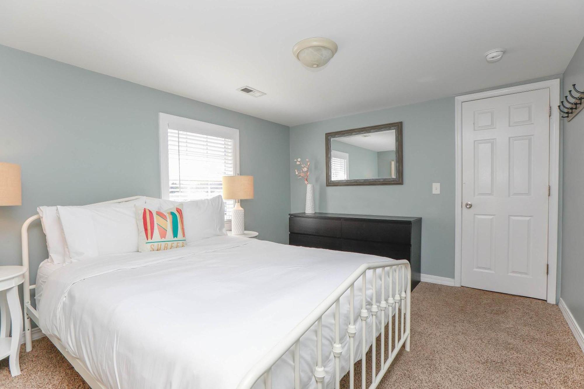 Sojourn Spacious Family Retreat With Fenced Backyard *