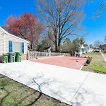 Sojourn Spacious Family Retreat With Fenced Backyard