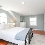 Sojourn Spacious Family Retreat With Fenced Backyard