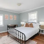 Sojourn Spacious Family Retreat With Fenced Backyard