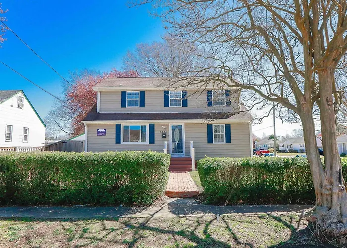Sojourn Spacious Family Retreat With Fenced Backyard