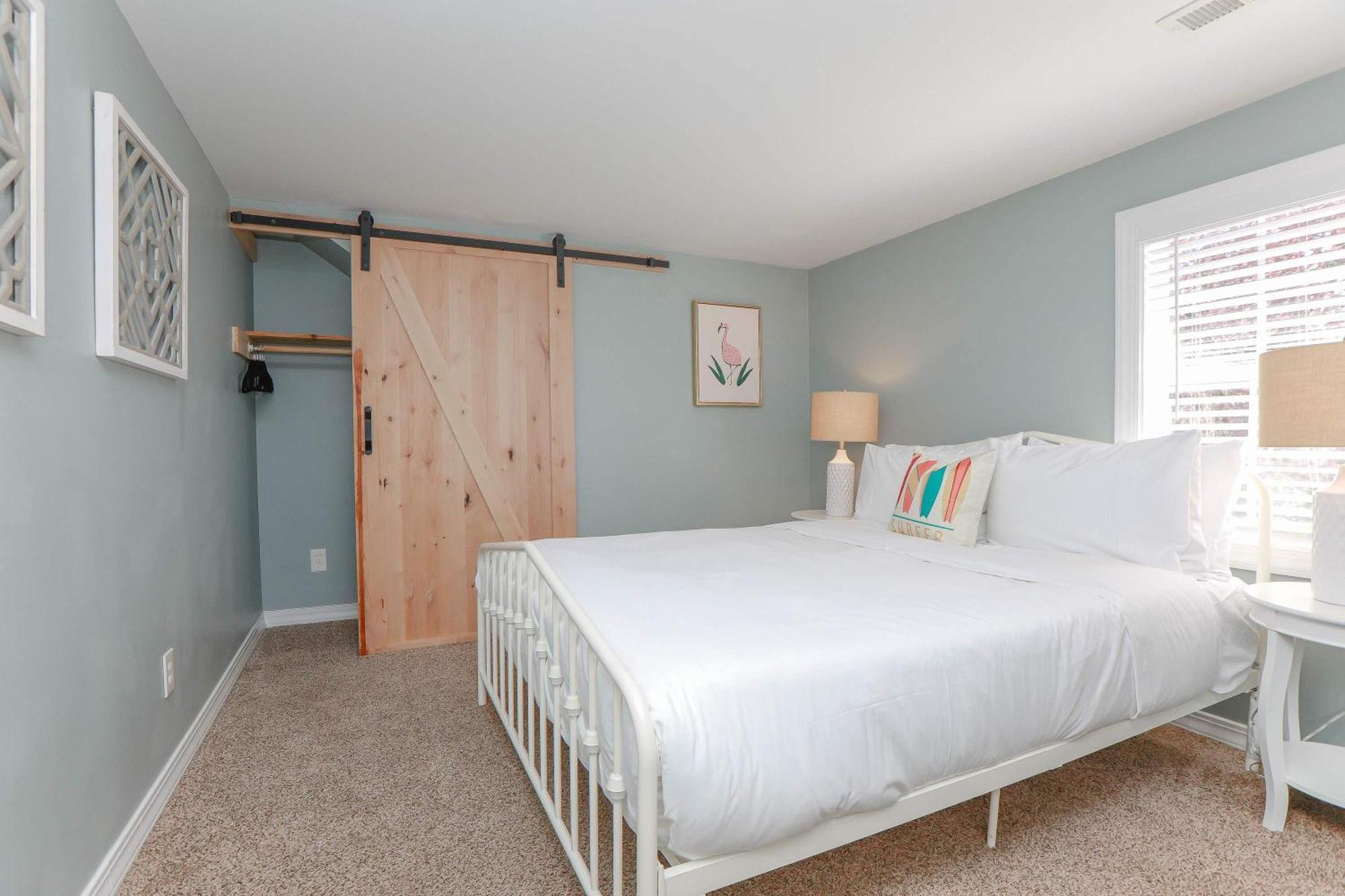 Sojourn Spacious Family Retreat With Fenced Backyard