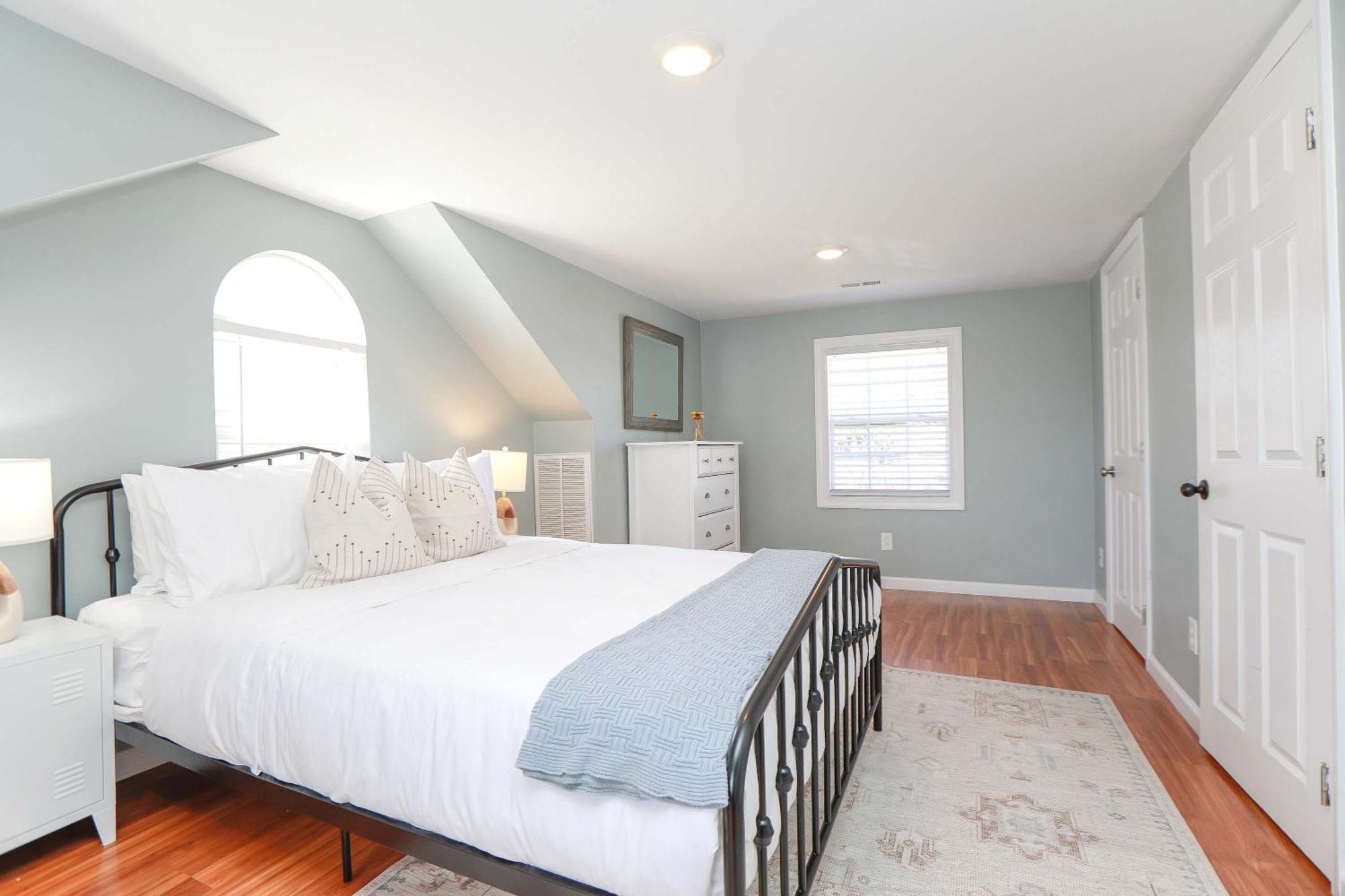 Sojourn Spacious Family Retreat With Fenced Backyard
