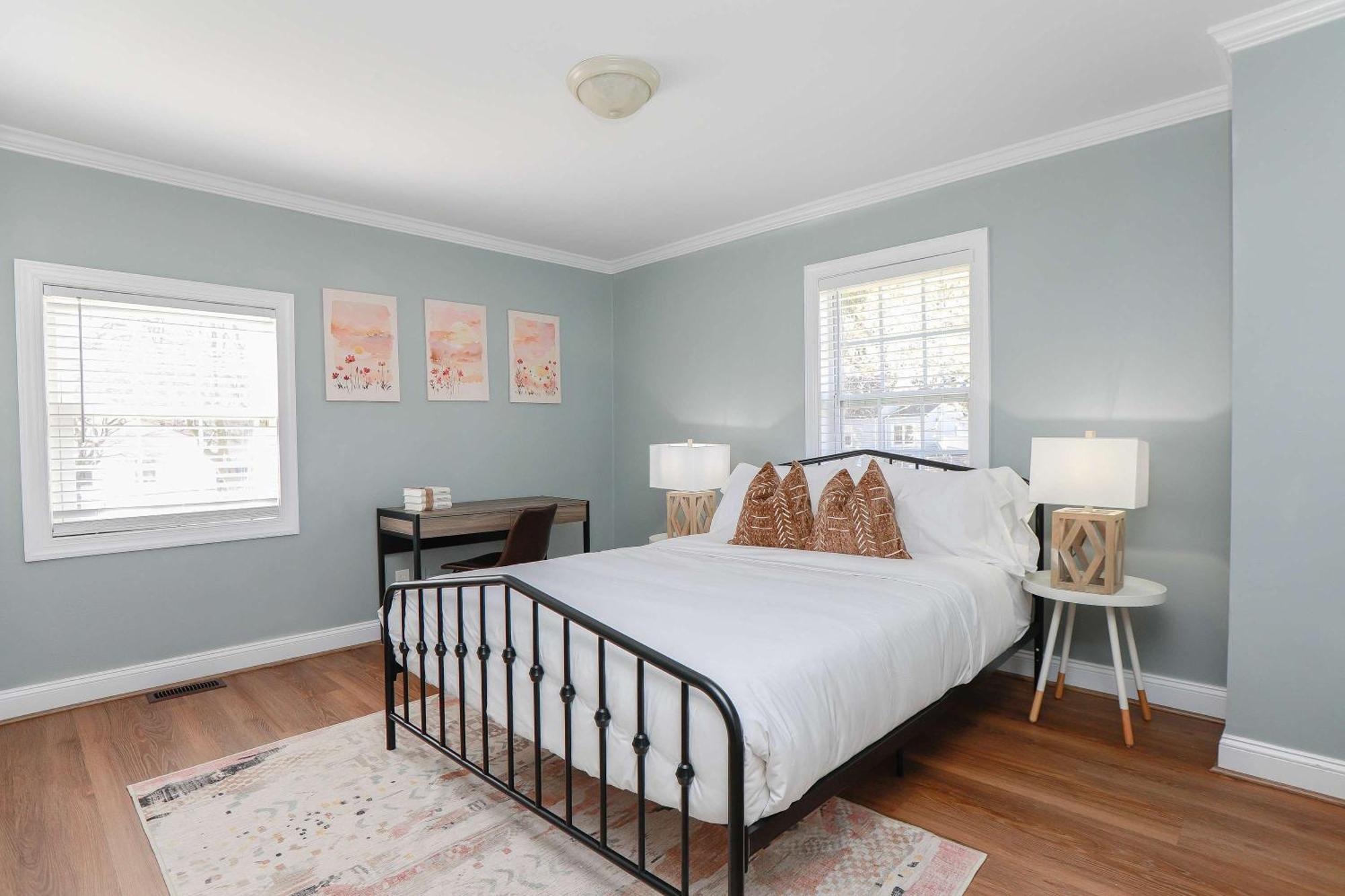 Sojourn Spacious Family Retreat With Fenced Backyard