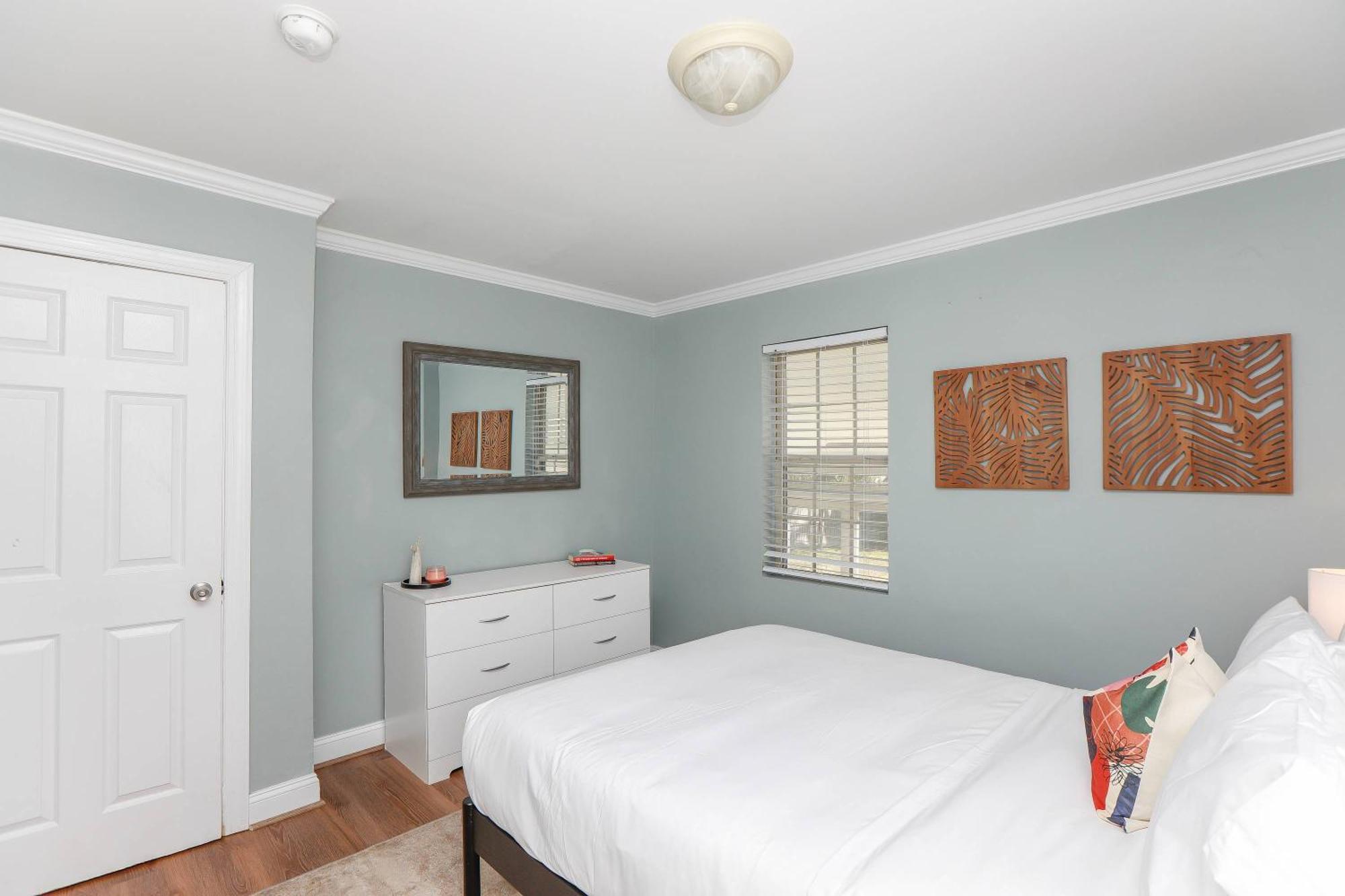 Sojourn Spacious Family Retreat With Fenced Backyard Holiday home