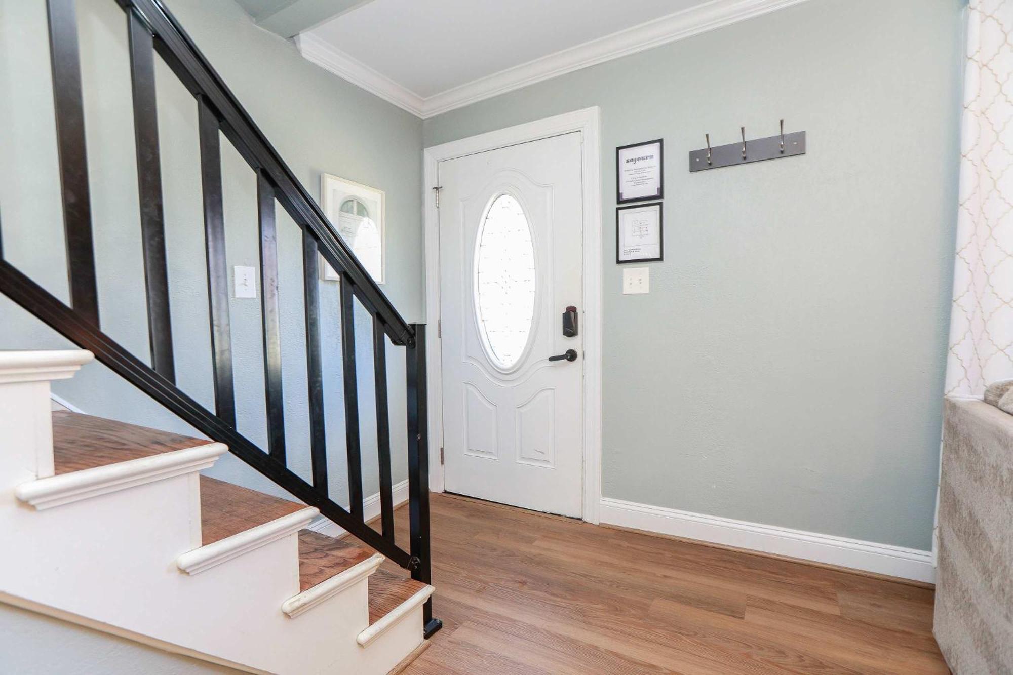 Sojourn Spacious Family Retreat With Fenced Backyard Holiday home *