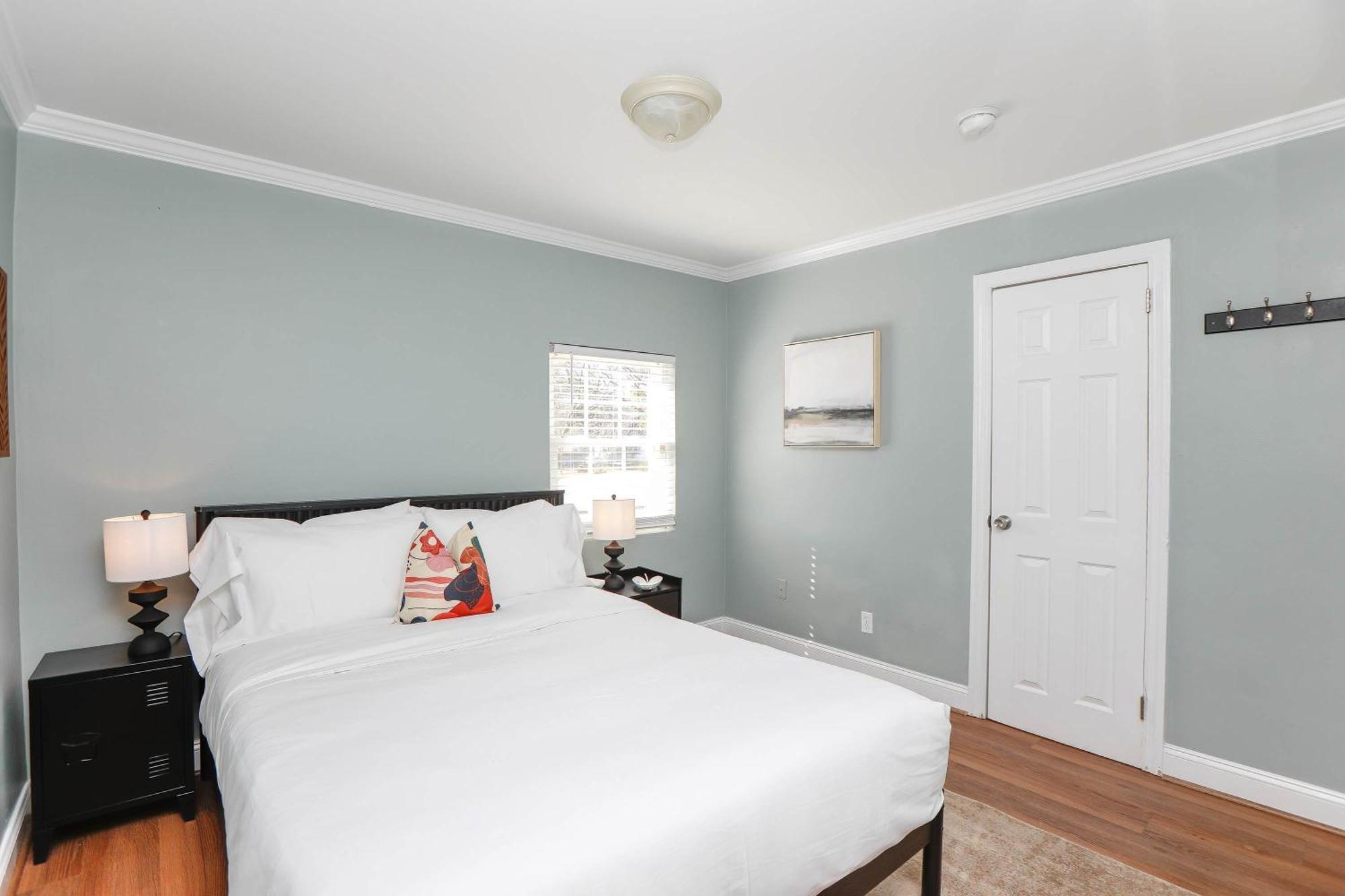 Sojourn Spacious Family Retreat With Fenced Backyard