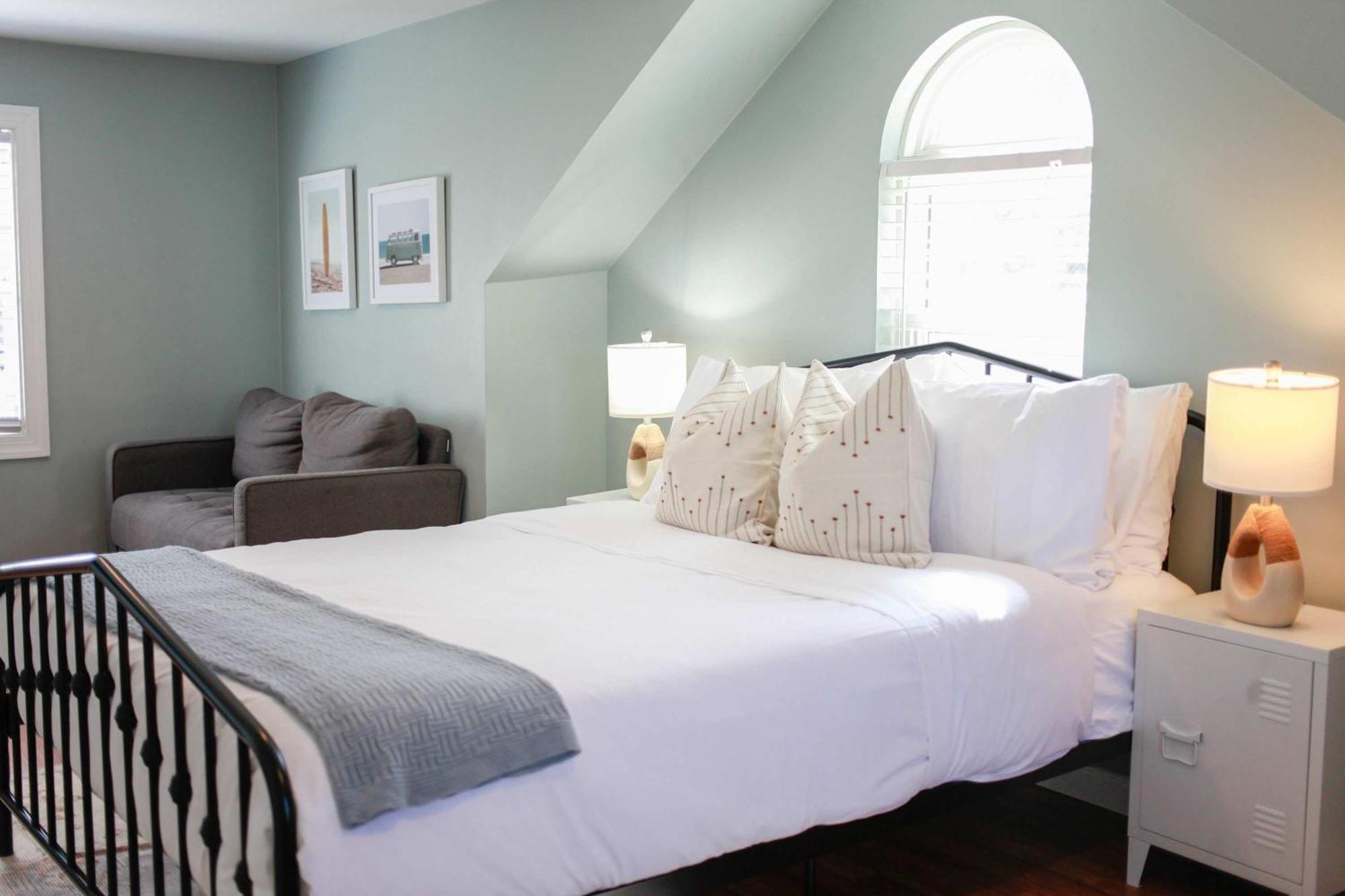 Sojourn Spacious Family Retreat With Fenced Backyard *