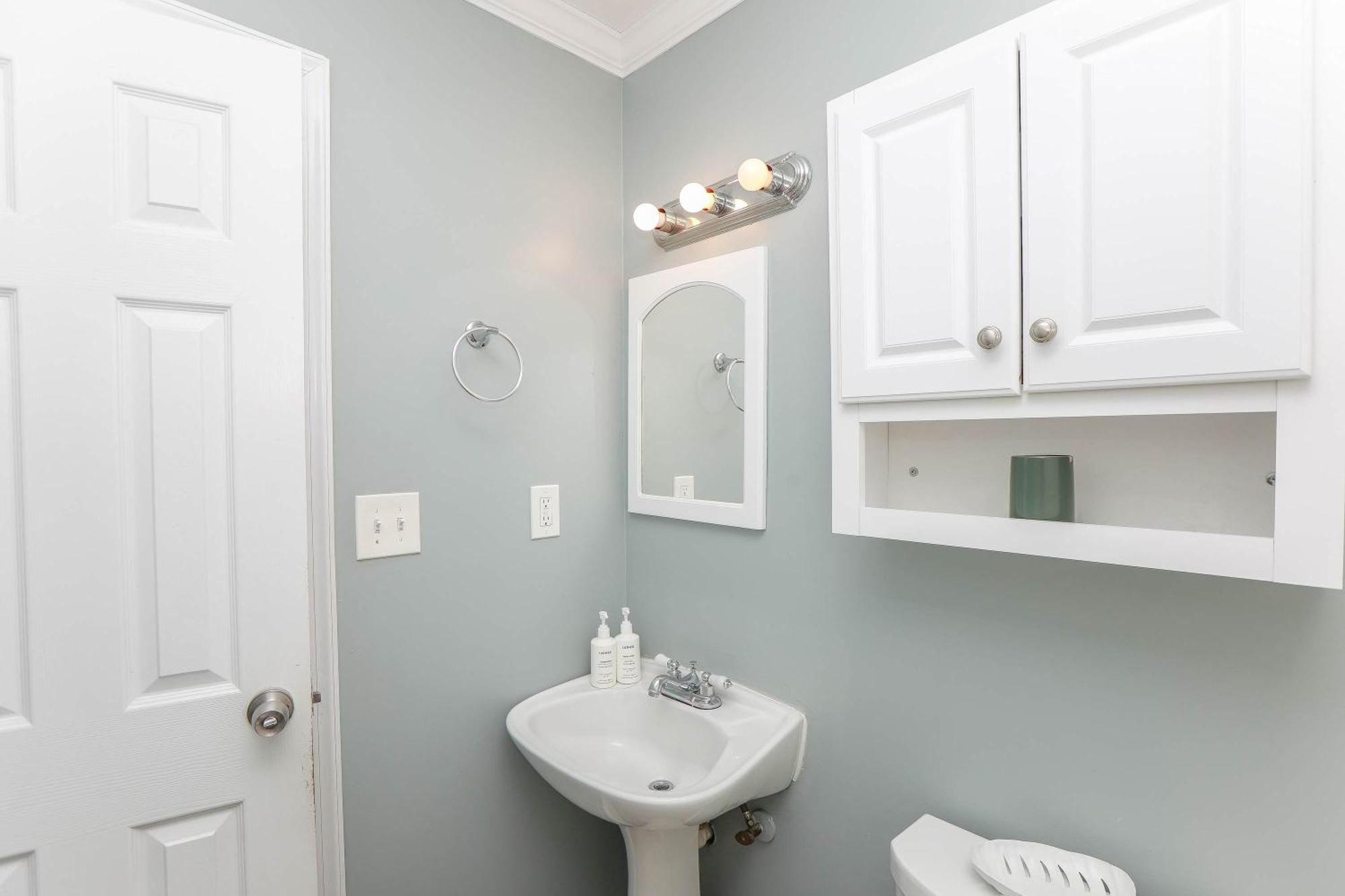 Sojourn Spacious Family Retreat With Fenced Backyard Holiday home