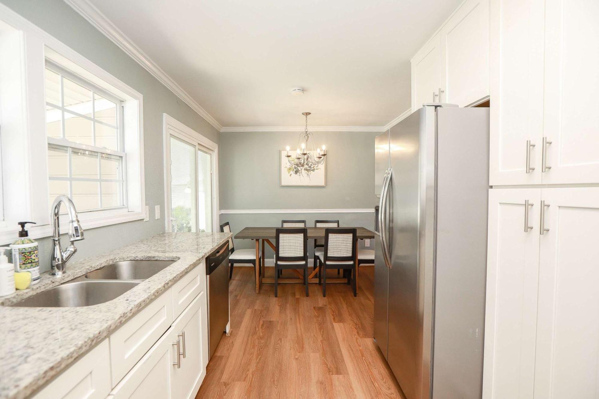 Sojourn Spacious Family Retreat With Fenced Backyard Holiday home