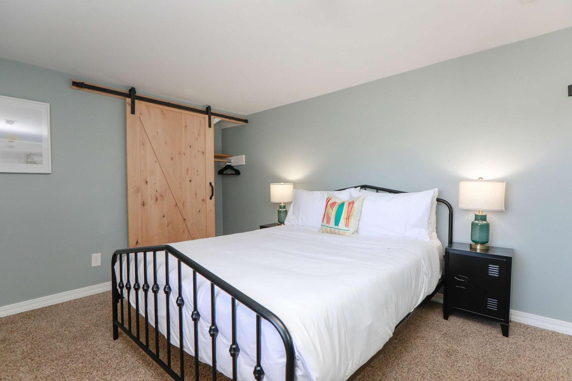 Sojourn Spacious Family Retreat With Fenced Backyard Holiday home *