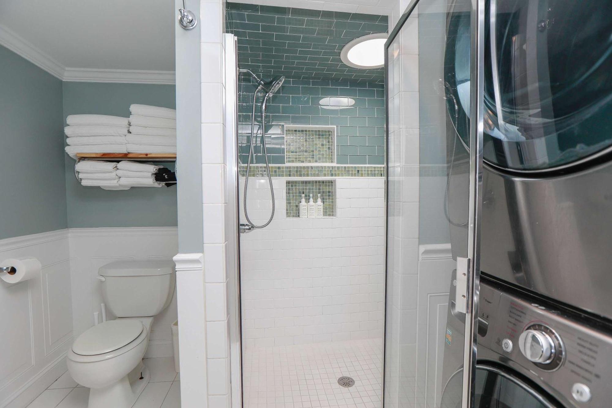 Sojourn Spacious Family Retreat With Fenced Backyard Holiday home
